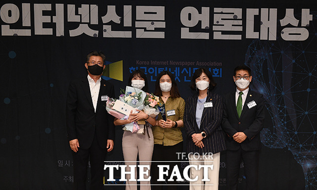 보도 부문 우수상을 수상한 <투데이신문> 박효령 기자(왼쪽에서 두 번째).