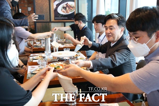 김태흠 충남도지사가 도청 인근 식당에서 직원 10명과 점심을 함께 하면서 격의 없는 대화를 통해 고민을 듣고 다양한 의견을 수렴하는 등 소통 행보를 시작했다. / 충남도 제공