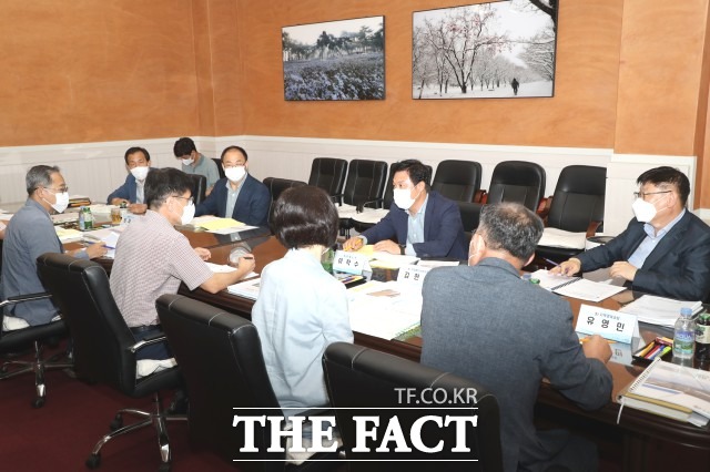 이학수 시장은 각 부서별 업무 진단과 민선 8기 시정 방향을 정하는 중요한 자리”라며 “그동안 형식적 · 관행적으로 추진해오던 비효율적 업무환경에서 과감히 탈피하고 실질적인 성과를 창출할 수 있는 행정을 펼칠 수 있도록 노력해야 한다”고 말했다. / 정읍시 제공