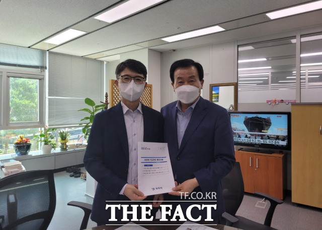 박홍률 전남 목포시장이 20일 국비 확보를 위해 기획재정부를 방문했다. 이 자리에서 박 시장은 내년도 목포시 역점사업이 최대한 반영되도록 사업의 당위성을 설명하고 국비 지원을 호소했다. 사진은 박홍률 시장이 김완섭(왼쪽) 기획재정부 예산실장과 함께 기념촬영을 하고 있다./목포=홍정열 기자