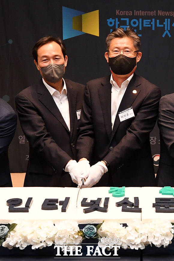 우상호 더불어민주당 비대위원장(왼쪽)과 이의춘 한국인터넷신문협회 회장.