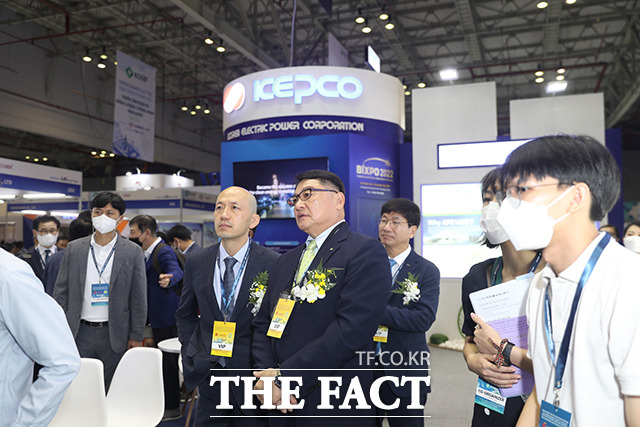 이동기 코엑스 사장과 구자균 한국전기산업진흥회장등 참석자들이 한국 전력기업 부스를 둘러보고 있다.