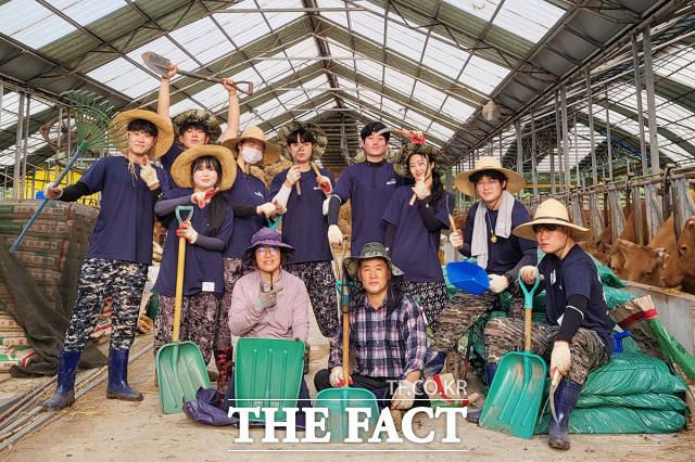 목원대 학생들이 충남 부여군 은산면 거전리 거전마을에서 농촌봉사활동을 진행하고 있다. / 목원대 제공