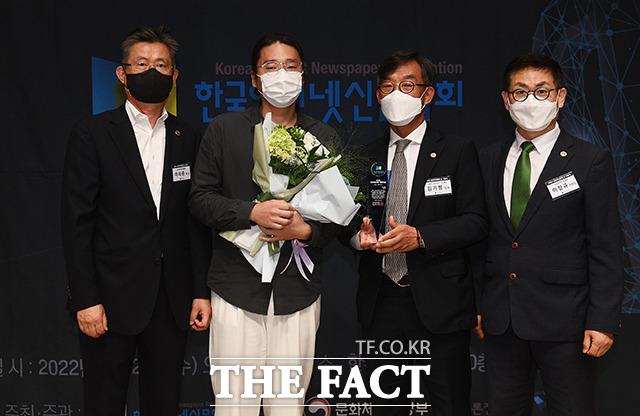 보도 부문 우수상을 수상한 <뉴스펭귄> 임병선 기자(왼쪽 두 번째).