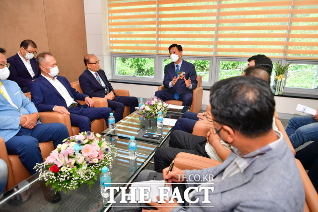 민선8기 장성군의 소통 행보가 주목받고 있다. 사진은 지역 언론인들과 환담을 나누고 있는 김한종 장성군수./장성군 제공