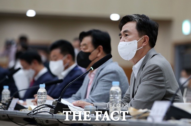 김태흠 지사는 첫 지방정부회의에서 충남의 해결사로서 큰 일을 이루기 위해 도민의 행복을 위해 저의 모든 능력과 경험을 바치겠다고 말했다. / 충남도 제공