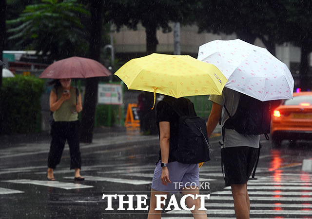 지난 13일 오후 서울 종로구 경복궁역 일대의 시민들이 우산을 쓰고 발걸음을 재촉하고 있다./이동률 기자