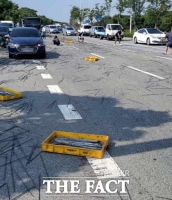  부산 한 도로 화물 차량 적재 쇠봉 '와르르'…현장 수습 나선 시민들