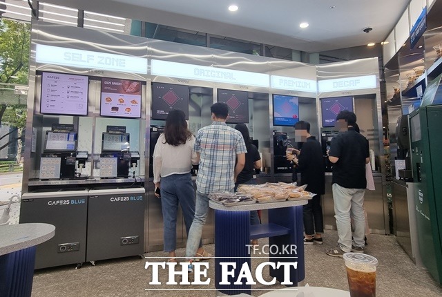 21일 서울 강남구 역삼동에 위치한 GS25 DX 랩(LAB)점에서 직장인들이 커피머신을 이용하고 있다. /이선영 기자