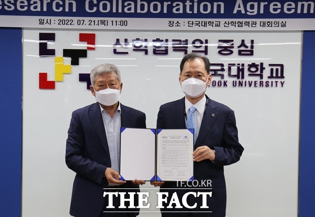 김수복 총장(사진 오른쪽)과 김용주 레고켐바이오사이언스 대표가 차세대 항암제 조기 개발을 위한 산학 협력을 맺었다. / 단국대 제공