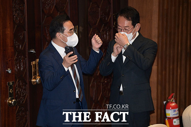 이날 박홍근 더불어민주당 원내대표(왼쪽)와 김도읍 국민의힘 의원이 본회의에 참석하며 대화를 나누고 있다.