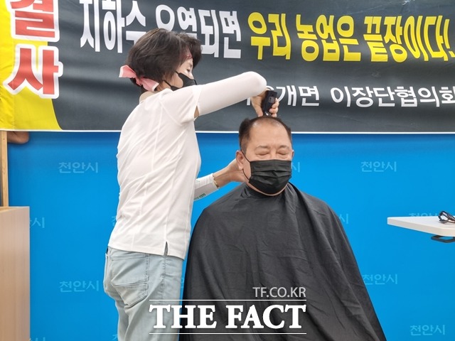 천안 5산단 내 지정폐기물 처리시설 조성사업을 두고 천안시와 주민들이 갈등을 빚고 있는 가운데 주민 대표가 기자회견에 앞서 삭발을 했다. / 천안=김경동 기자