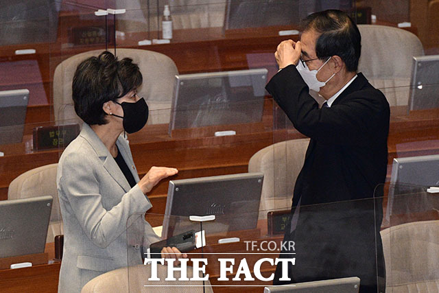 본회의장에서 대화 나누는 한덕수 국무총리(오른쪽)와 박순애 사회부총리 겸 교육부 장관.