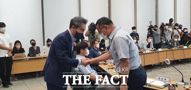 윤희근 경찰청장 후보자(왼쪽)가 21일 오전 경찰청에서 열린 전국 경찰직장협의회 대표들과 진행한 간담회 자리에서 박상욱 전북 전주완산서 직협 대표와 악수를 하고 있다./주현웅 기자