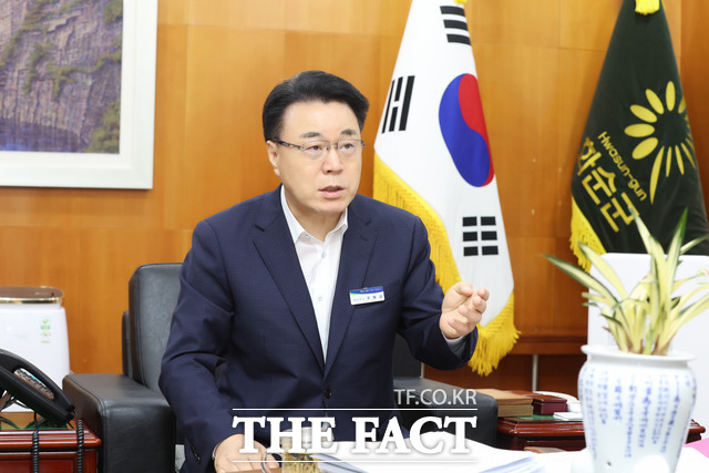 명찰을 패용한 구복규 화순군수. / 화순군 제공