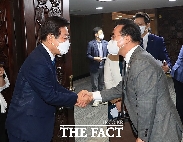 박홍근 원내대표(오른쪽)와 악수하는 이재명 의원.