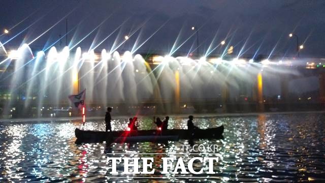2022 한강페스티벌-여름이 오는 29일 개막한다. 사진은 한강에서 킹카누를 타는 시민들의 모습. /서울시 제공