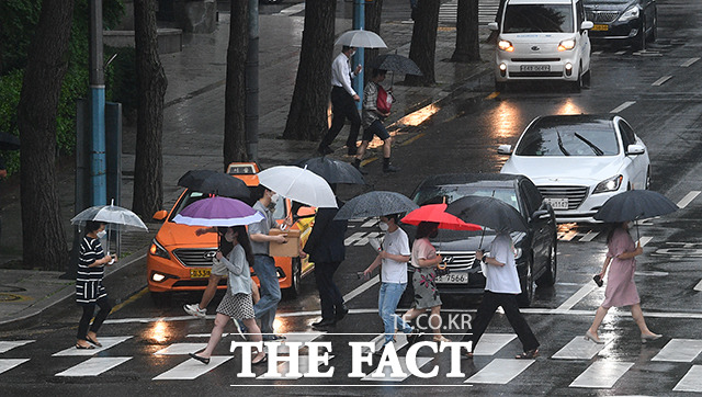 호우주의보가 발효된 13일 오후 서울 종로구 경복궁역 일대의 시민들이 우산을 쓰고 발걸음을 재촉하고 있다./이동률 기자