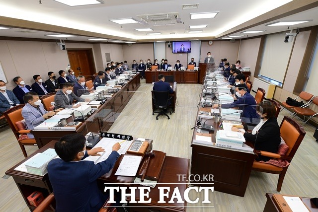 경남도의회 예결특위 모습/경남도의회