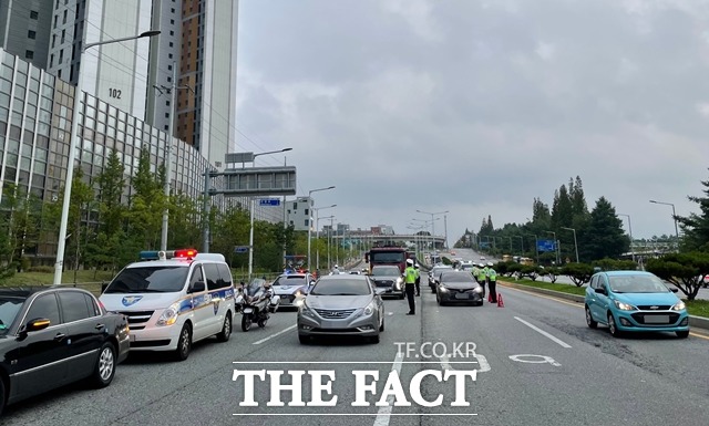 경찰이 출근길 음주단속을 하고 있다. / 천안서북경찰서 제공