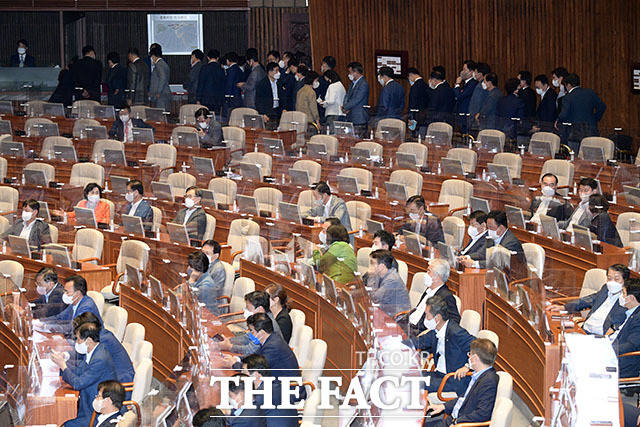 이날 열린 본회의에서 국회의원들이 후반기 원 구성을 위한 상임위원장 선출 투표에 나서고 있다.