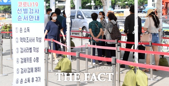 지난해 8월 15일 서울역 앞에 마련된 중구 임시선별검사소에 검사자들이 줄 서 있다. /이새롬 기자