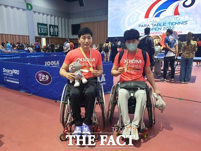 장애인탁구 간판스타 김영건(왼쪽)과 신예 이준이 지난 18~21일 4일간 열린 2022 태국 오픈 국제장애인탁구대회 남자 복식에서 우승했다./ 광주장애인체육회 제공