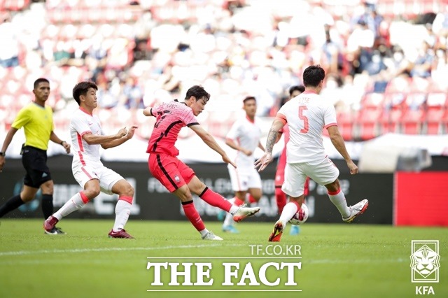 벤투호 막내 강성진이 24일 일본 아이치현에서 열린 2022 동아시아축구연맹(EAFF) E-1 챔피언십 2차전에서 전반 17분 기습적인 왼발 중거리슛으로 A매치 데뷔골을 기록하고 있다./아이치=KFA 제공