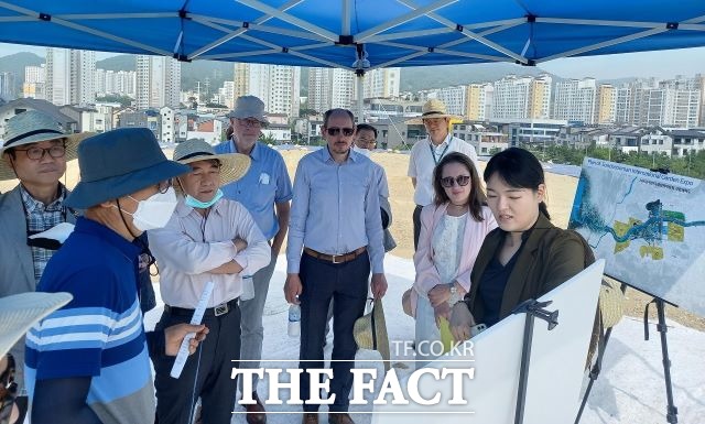 AIPH 실사단이 지난 23일 동천 일원에서 현장 점검을 실시하고 있다. /순천시 제공