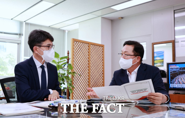 왼쪽부터 김완섭 기획재정부 예산실장과 이장우 시장 / 대전시 제공