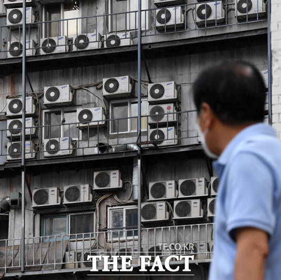 25일 한국소비자원에 따르면 지난달 에어컨 관련 상담이 전달 대비 107% 늘었다. /임세준 기자