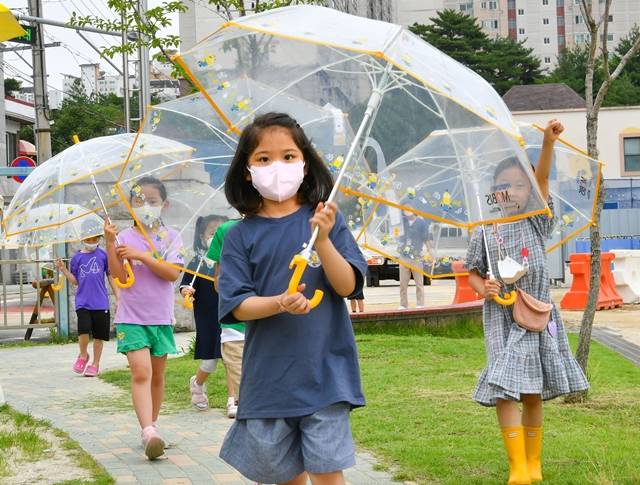 현대모비스가 어린이 교통안전을 위해 초등학생을 대상으로 투명우산을 제공하는 투명우산 나눔 캠페인을 실시했다. 해당 행사는 지난 2010년부터 현대모비스가 진행한 대표적인 사회공헌 활동이다. /현대모비스 제공
