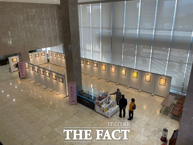 군청 1층 전시관은 지난 2018년 개관 이후 그림, 사진, 서각 등 다양한 작품들이 전시되면서 군민의 큰 사랑을 받고 있다. / 예산군 제공