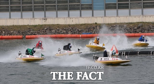 미사리경정장에서 선수들이 턴마크를 돌며 경합을 벌이고 있다./경주사업총괄본부 제공