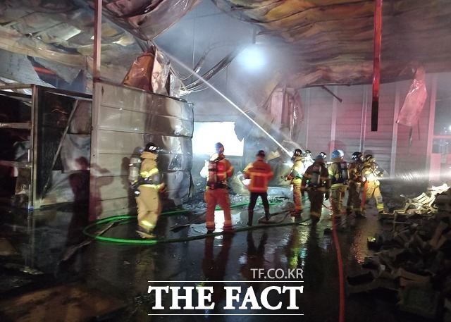 대구 달성군의 한 이차전지 생산공장에 불이 나 소방대원들이 화재를 진화하고 있다. /대구소방안전본부 제공