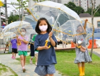  현대모비스, 어린이 빗길 안전 위해 투명우산 10만 개 제공