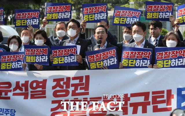 더불어민주당 원내대표단은 행정안전부 내 경찰국 신설 시행령 의결에 반발하며 철회를 촉구했다. 26일 오전 서울 용산구 대통령 집무실 인근에서 윤석열 정권 경찰장악 규탄 기자회견하는 민주당 의원들. /뉴시스