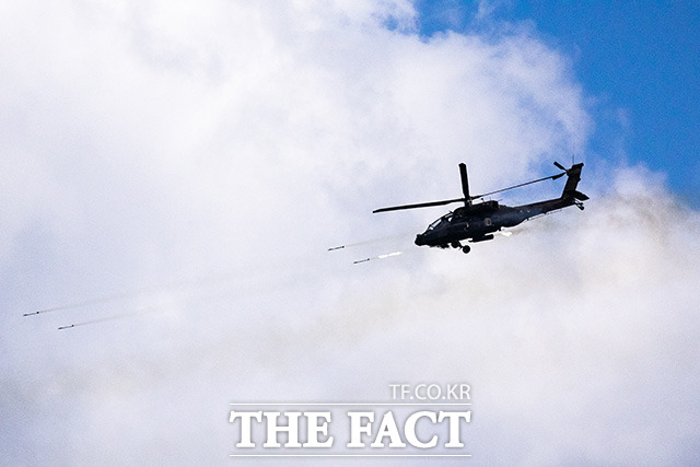 2.75인치 로켓을 발사하는 AH-64E 아파치 가디언 공격헬기. /사진공동취재단