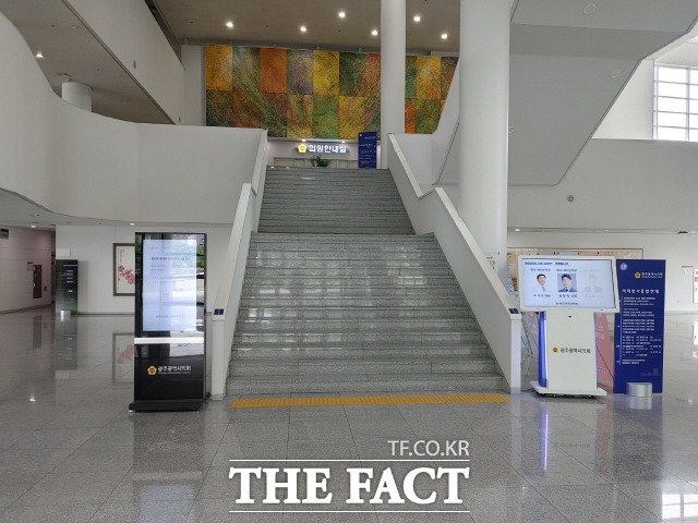 광주시의회(의장 정무창 의원)가 집행부의 조직개편안 밀어부치기에도 무기력한 모습을 보이며 거수기로 전락했다는 비난을 사고 있다. 사진은 시청 1층 홀에서 의회로 오르는 계단)./광주=박호재 기자