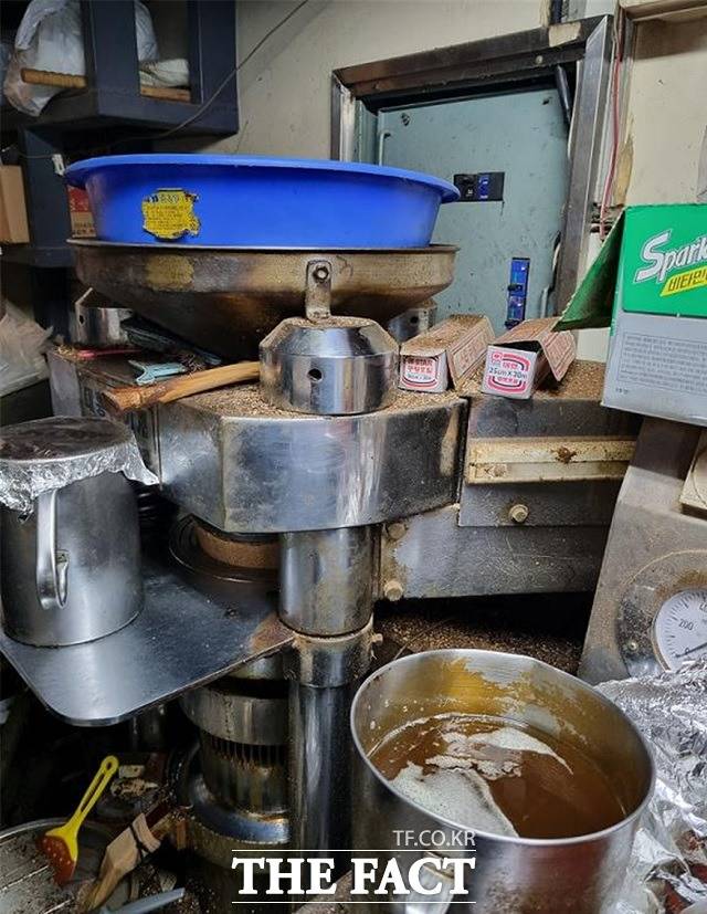 부산시 특별사법경찰과에 적발된 부산의 한 가짜 참기름 제조 현장. /부산시 제공