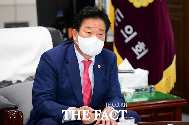 김진부 경남도의회 의장이 정책현안 간담회를 주재하고 있다./경남도의회 제공