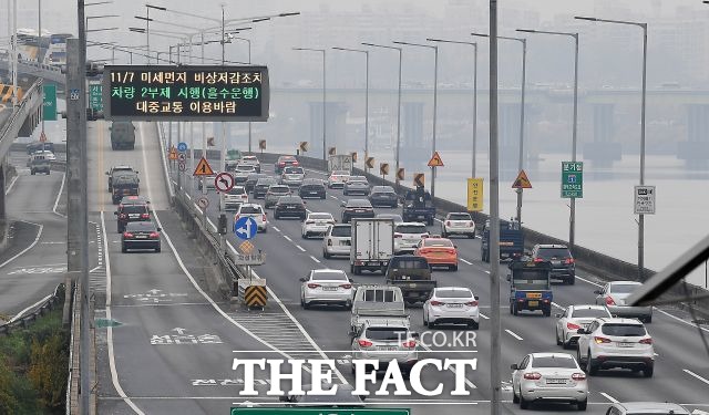 서울시는 올 겨울 미세먼지 관리제에 대비해 8월부터 11월까지 5등급 차량 운행제한 모의단속을 벌인다고 27일 밝혔다. /임세준 기자