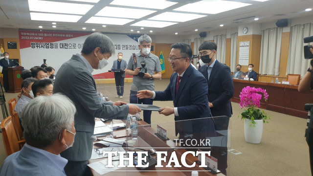 이장우 대전시장이 26일 시청 대회의실에서 ‘국방혁신도시 대전 범시민 추진위원회 위원들에게 위촉장을 주고 있다. / 대전=최영규 기자