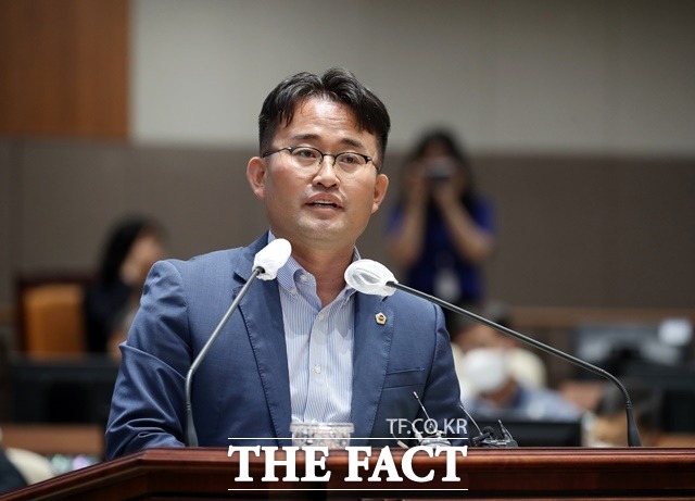 충남도의회 안장헌 의원이 26일 제339회 임시회 제2차 본회의에서 긴급 현안질문을 하고 있다. / 충남도의회 제공