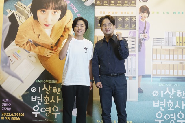 ENA 수목드라마 이상한 변호사 우영우 유인식 감독(오른쪽)과 문지원 작가가 다양한 비하인를 밝혔다. /ENA 제공