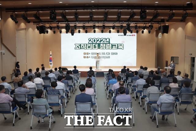 서울 양천구(구청장 이기재)는 25일 5급 이상 간부 공무원 65명을 대상으로 청렴리더십 교육을 실시했다고 26일 밝혔다. /양천구 제공