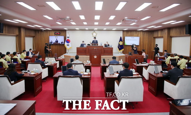 전남 무안군의회가 26일 임시회를 열고 본격적인 의정활동을 시작했다. 김경현 의장은 이날 “건전한 군정 방향을 제시해 군민의 복리증진과 미래지향적인 지방의회가 되도록 최선을 다하겠다”고 밝혔다./무안=홍정열 기자