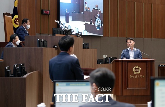 충남도의회 안장헌 의원이 26일 제339회 임시회 제2차 본회의에서 김태흠 충남도지사에게 긴급 현안 질문을 하고 있다. / 충남도의회 제공