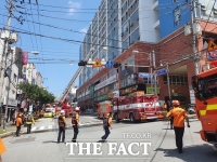  부산 사상구 빌라 6층 '불'…10여명 연기 흡입 등