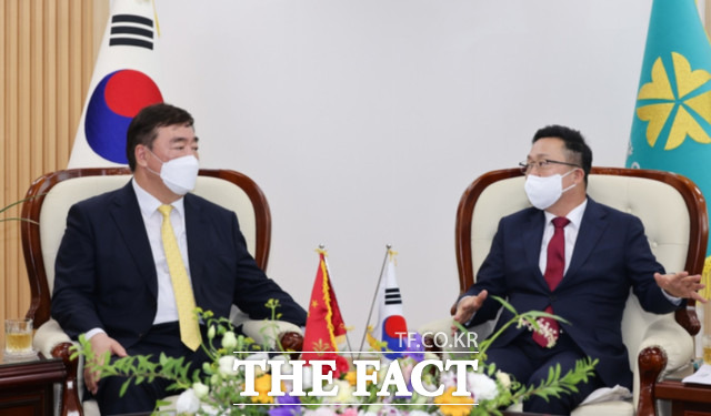 27일 한·중수교 30주년을 맞아 싱하이밍 주한중국대사가 대전시를 찾아 이장우 시장을 만나고 경제교류 협력 확대 방안 등을 논의했다. / 대전시 제공